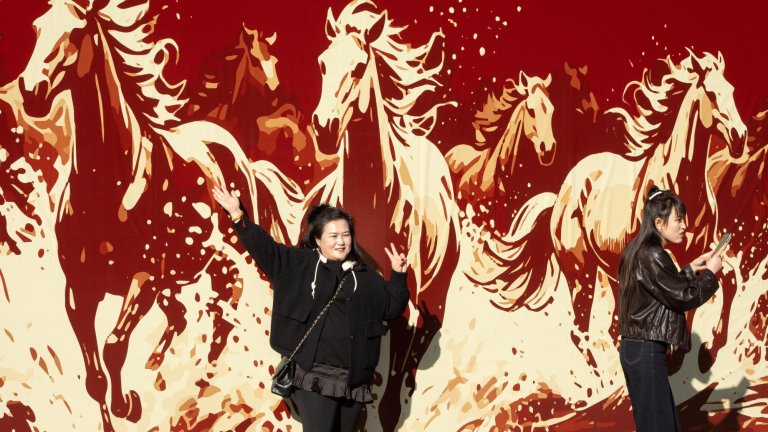 Джеки Чан и роботи участваха в празничната тв програма