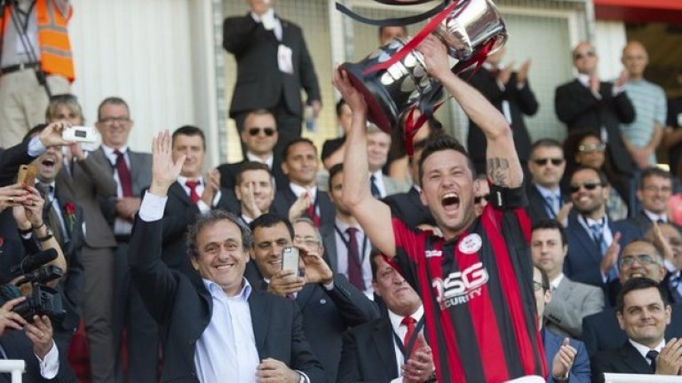 Мишел Платини връчи купата на шампионите, които тръгват на поход в лигата на богатите. Линкълн е шампион за 13-и пореден път.