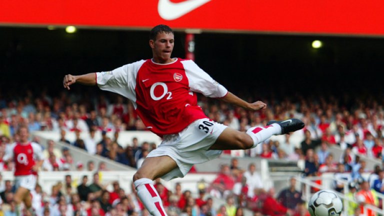 Централен нападател: Жереми Алиадиер (Арсенал)
Ето го и нашия №9! През сезон 2003/04 изигра 10 мача, не отбеляза нито един гол, но си спечели златен медал. Вероятно най-големият късметлия сред шампионите на Висшата лига. След още един лош сезон бе продаден в Селтик през 2005-а, но не записа нито един мач за „детелините“. В момента играе за катарския Ум Салал, където вече има девет гола в 35 мача. Явно най-накрая, на 32 г., е намерил лига, която да подхожда на качествата му...