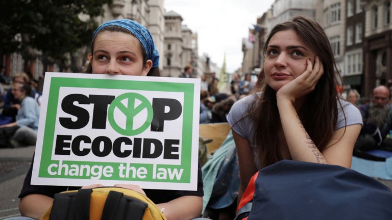 Активисти смятат, че така ще предотвратят климатичния Апокалипсис