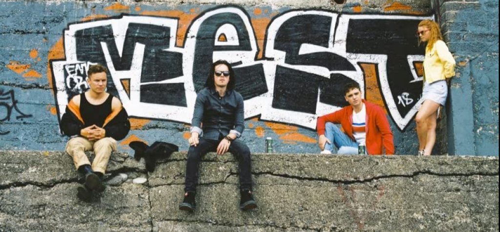 "Ето ги младите мъже"/Here Are the Young MenПървият роман на ирландеца Роб Дойл се гмурка в уличния живот в Дъблин, където трима тийнейджъри се оказват приклещени в суров социален вакуум, където властват алкохолът и наркотиците.Екранизацията на Иойн Макен дава образ на неговата история и не пести нищо, за да покаже най-тъмните задънени улици, до които стига днешното поколение.