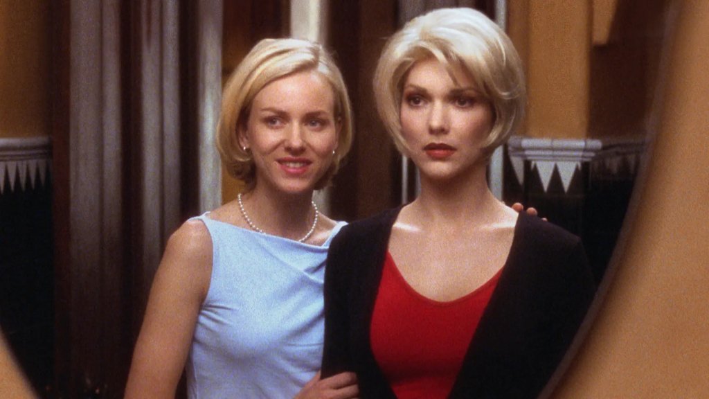 2. “Мълхоланд Драйв” (2001 г.) реж. Дейвид Линч
Хипнотичният филм-мистерия, който се потапя в мрачната страна на Холивудската мечта. Съчетавайки неясна граница между сън и реалност, филмът проследява разпада на идентичността и любовта в свят, пълен с илюзии.