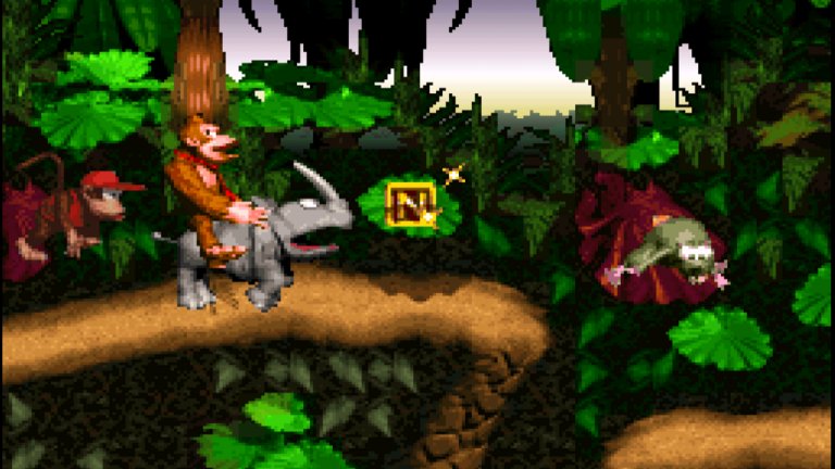 Donkey Kong Country (SNES)

В края на 1994 г. Sega практически се е отказала от своята Genesis и залага изцяло на новообявения Saturn. Шефовете на компанията са убедени, че златният каталог на 16-битовата конзола е достатъчен, за да й осигури силен празничен сезон. Nintendo обаче има друго мнение и през ноември 1994 г. излиза Donkey Kong Country. Платформърът успява тотално да "спечели" сезона за Nintendo и да покаже, че в достолепната SNES все още има живот. Заслугата изцяло се пада на майсторите от английското студио Rare, които използват експериментална техника, създавайки триизмерна графика, върху която са наложени 2D изображения. Легендата гласи, че когато високопоставен шеф на Nintendo видял демонстрацията на Donkey Kong Country, той попитал на каква нова система върви тя; човекът просто не можел да предположи, че старата 16-битова SNES е способна на подобна графика. За кратко Donkey Kong Country става третата най-продавана SNES игра в историята и днес се смята за една от най-добрите видеоигри на всички времена.