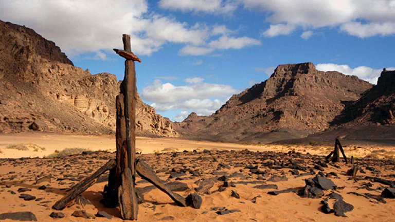 Пустинните пътепоказатели, наречени кернове, са дело на преминаващите по тези места туареги и са разбираеми само от тях. Чужденците ги приемат по-скоро като своеобразни монументи.