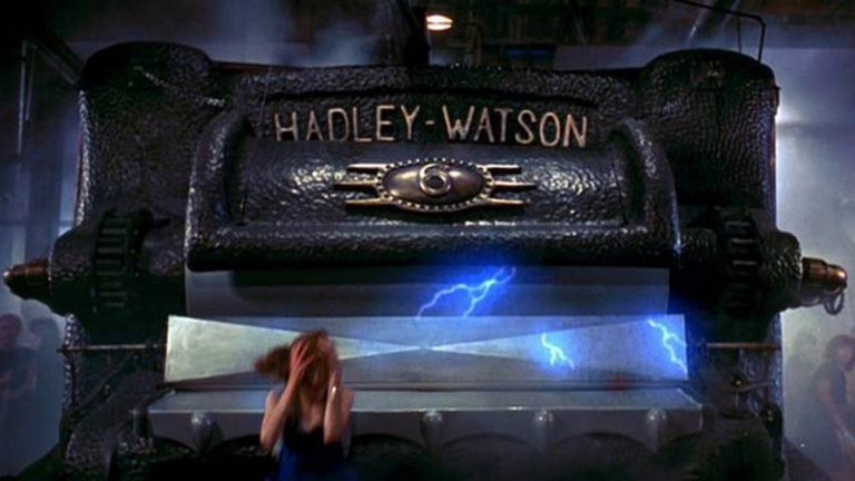 "Пресата"
"Пресата" е режисиран от Тоби Хупър и написан от Хупър и Хари Алън Тауър по едноименния разказ на Стивън Кинг. Ако сте чели разказа, вероятно знаете, че главният лош герой е преса за гладене в обществена пералня, която обича да яде хора. Не е от най-гениалните неща, излизали изпод перото на Краля, но и не може да се сравнява с абсурда на филма. Главната роля се изпълнява от Робърт Енглънд, който се надяваме да запомним като Фреди Крюгер от "Кошмари от Елм Стрийт", а не като Бил Гартли от "Пресата".