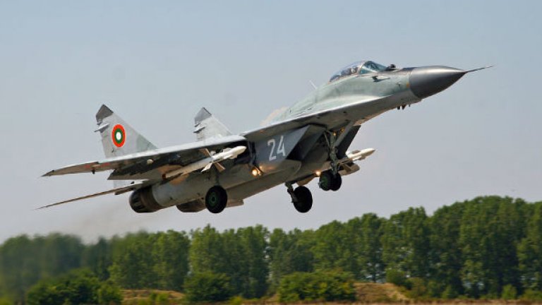 Договорът между България и Полша е на стойност 6,138 млн. евро за ремонта на шест двигателя за МиГ-29