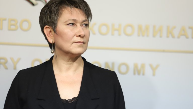След като Съветът на директорите на ДКК уволни втория директор на компанията - Ваня Караганева, сега икономическият министър Даниела Везиева (на снимката) уволни членове на Борда