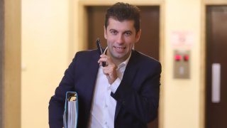 По мнение на Петков ББР е подпомогнала осем души, от които четирима може би са пряко свързани с Делян Пеевски