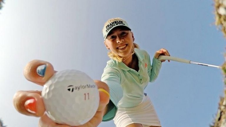 Което не пречи на фотографите да намират всевъзможни начини да ни възхищават - този кадър е от дупката, от която Джесика Корда вади топката.