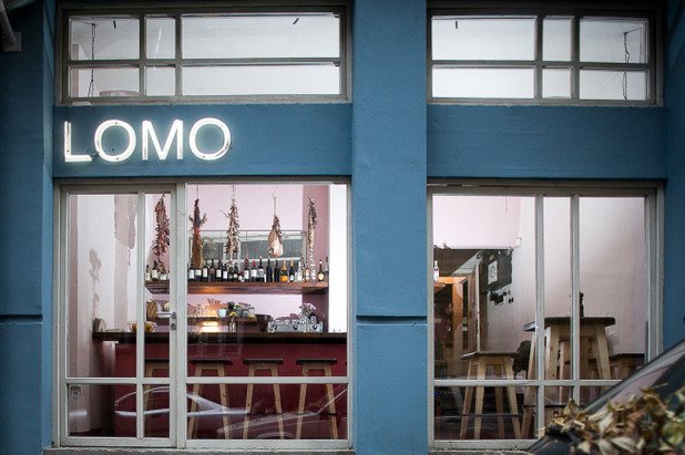 Lomo е едновременно бар и ресторант, в който всеки ден можете да изберете измежду 15 различни ястия от богатото перуанско меню 