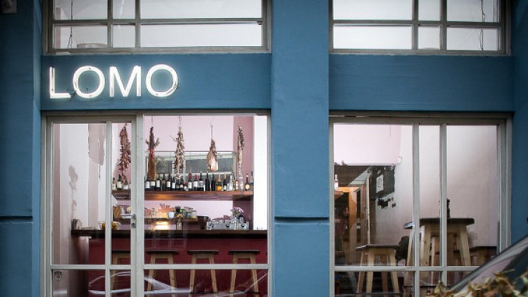 Lomo е едновременно бар и ресторант, в който всеки ден можете да изберете измежду 15 различни ястия от богатото перуанско меню 