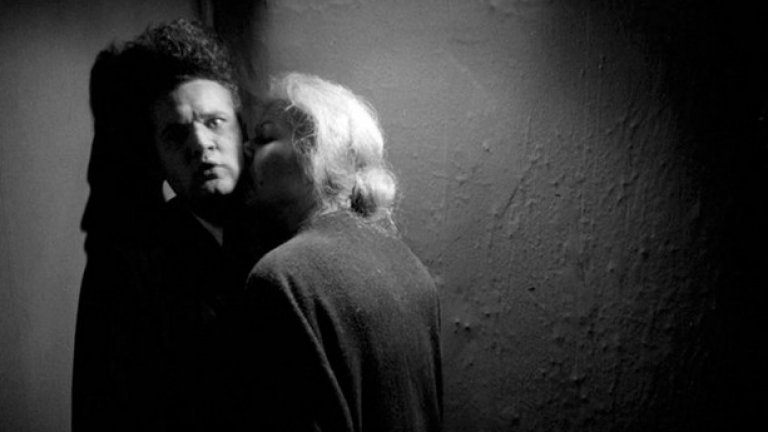 "Гумена глава" (Eraserhead, 1977)
Този сюрреалистичен филм на ужасите е написан и режисиран от Дейвид Линч, като е първият му пълнометражен опит. С бюджет от едва 20 000 долара филмът се ражда много трудно и в началото достига до много малък брой зрители. И все пак по всичко личи, че скоро машината Линч ще набере скорост...