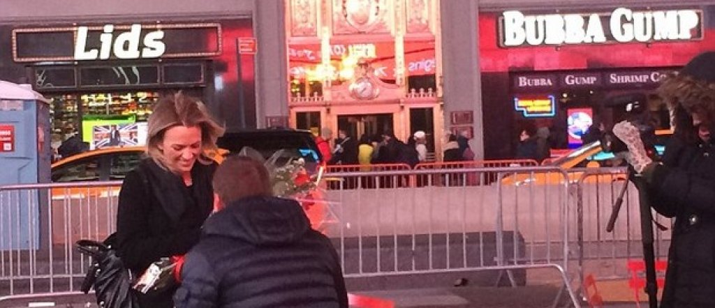 Брендън Роджърс предложи брак на Шарлът на Times Square