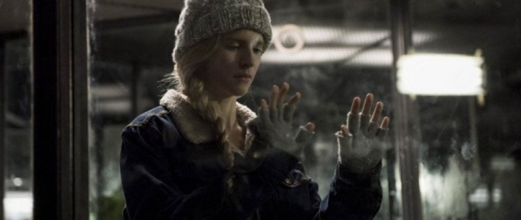 The OA
С паралелни реалности и постоянно наслагване на мистериозност и необяснимост, за кратко време сериалът на Netflix успя да се сдобие със сериозна маса от фенове по целия свят, които дори спасиха шоуто от преждевременно прекратяване. Самият сериал проследява историята на Прери - тя се завръща в дома си, след като преди точно 7 години е изчезнала безследно. Но не просто се е завърнала, тя е променена. Преди да изчезне, Прери е сляпо и свито момиче, но завърналата се млада жена може да вижда перфектно и е меко казано особена. И макар да твърди, че не помни абсолютно нищо, очевидно крие сериозна тайна. Нещата се заплитат още повече, когато започва да събира около себе си група от коренно различни помежду си аутсайдери и да ги обучава за една важна мисия.