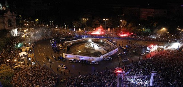 Фонтанът "Сибелес", където Реал празнува триумфите си със стотици хиляди мадридисти.