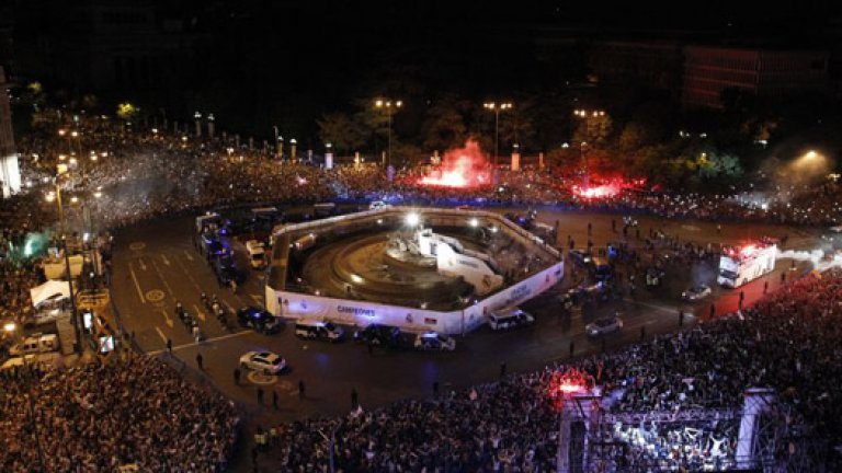 Фонтанът "Сибелес", където Реал празнува триумфите си със стотици хиляди мадридисти.