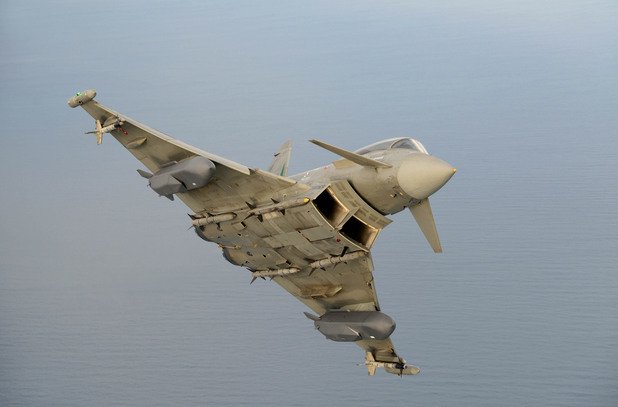 Новопроизведените Eurofighter са също прекрасни многоцелеви изтребители на още „по-прекрасна” цена. През 2012 г. по време на учение в Аляска германски Eurofighter успешно ловяха супермодерните американски изтребители F-22 Raptor. Германия, една от четирите страни, участващи в консорциума за производството на машината, активно присъстваше в България до към края на 2012 г., когато най-накрая се увери, че новите Eurofighter са непосилни в ценово отношение и прехвърли цялата маркетингова кампания на Италия с нейните употребявани машини.