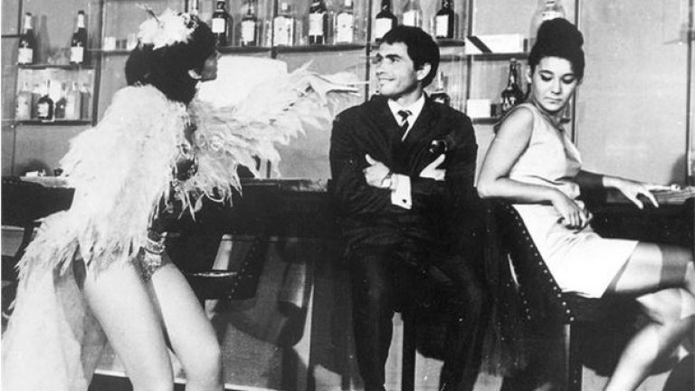 Шведски крале (1967)
Истинска комедийна класика на режисьора Людмил Кирков за мечтите на българите от социалистическо време да притежават привилегиите и богатствата на Запада.
Спас (първата главна роля на Кирил Господинов) е част от строителна бригада и по време на отпуската си решава да отиде на море, където да си поживее като „шведски крал“. Но в скъпия курорт, за който толкова е мечтал, той не се чувства комфортно – изолиран и самотен е, а луксозните заведения и хубавите жени се оказват недостъпни. След серия от трагикомични случки Спас започва да разбира, че това, което му се е струвало примамливо, е само лъскава фасада, а истинският живот е там, където близките му го очакват...