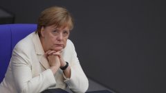 Сред жертвите е и канцлерът Ангела Меркел