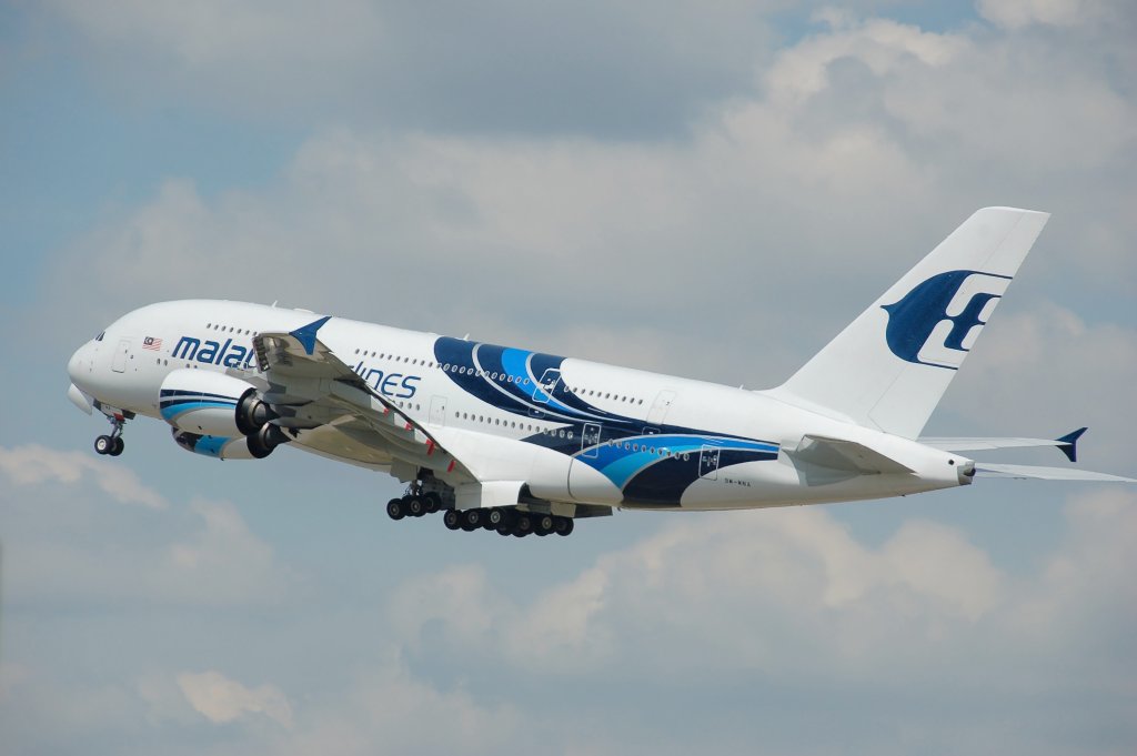 Malaysia_Airlines_Airbus_A380-800_(9M-MNA)_departs_London_Heathrow_Airport_2ndJuly2014_arp