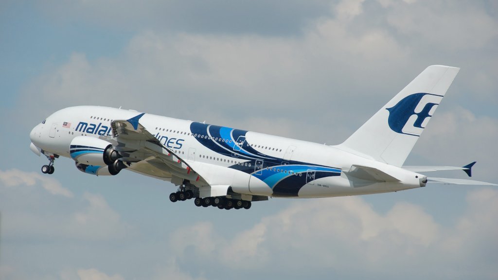 Malaysia_Airlines_Airbus_A380-800_(9M-MNA)_departs_London_Heathrow_Airport_2ndJuly2014_arp
