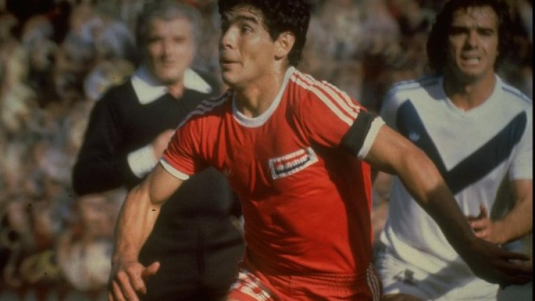 На 15 г. Диего Армандо Марадона тероризираше защитите в аржентинското първенство с екипа на Архентинос Хуниорс. На 17 бе капитан на тима, а на 20 г. Бока Хуниорс плати 1 милион долара за него. Останалото е история, а Диего е другият претендент за короната - №1 в историята.