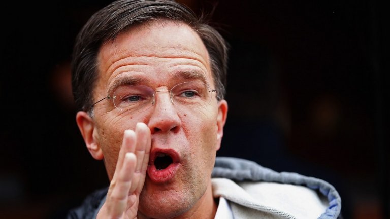 Холандският премиер подкрепя Европейския съюз, докато е обграден от европейските си колеги, а в същото време е негов противник, когато е холандския парламент.