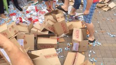 Ядосани привърженици на бунтовниците стъпкват кашоните с бонбони, раздадени от донецките власти