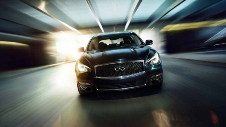 Infiniti Q70 Hybrid
Инженерите на Infiniti вече са доказали, че могат да осигурят на клиентите си почти идеалният луксозен автомобил, сега ще се опитат да постигнат това и при хибридите. Тук комбинацията бензин-електричество позволява на Q70 Hybrid да слезе под психологическата граница от 5 секунди – 4,9 до 100 км/ч от място. Сумарна мощност 360 конски сили, основната част от които идват от 3,5-литров V6 мотор, дело на Nissan.