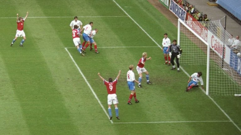 Чехия и Русия се срещнаха в предварителната група и на Евро'96, като предложиха истински спектакъл, завършил 3:3. Тогава чехите продължиха напред и впоследствие играха финал срещу Германия