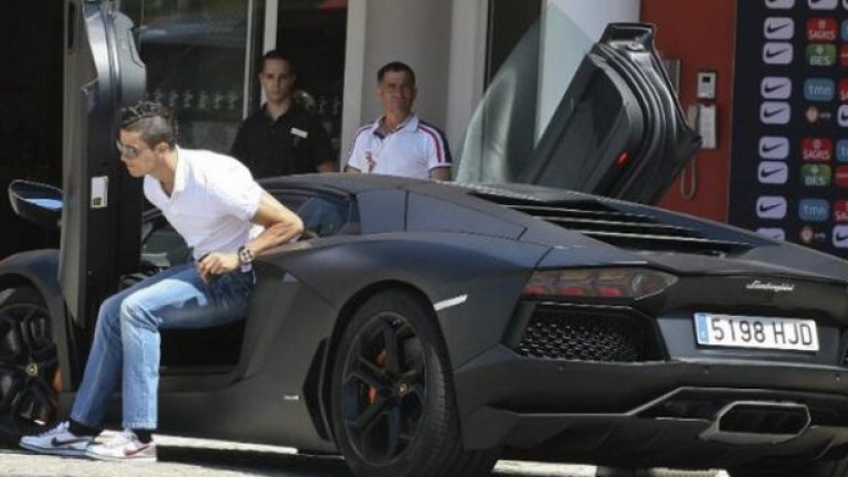 Кристиано Роналдо е един от футболистите, които притежават доста богата колекция от автомобили. Тук той слиза от своето Ламборгини