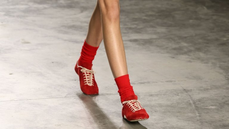 Ретро маратонки

Тенденциите от 80-те ще напомнят за себе си чрез маратонките е с характерните за епохата тънки, светлокафяви подметки (т.нар. gum soles). В актуалния им прочит за пролет 2026 тези модели бягат от монохромната гама на черно и бяло, залагайки на по-ярки и смели цветове.