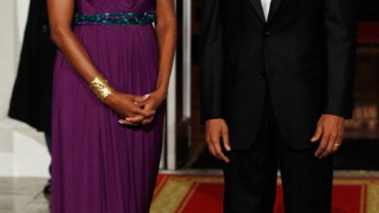 Мишел и Барак Обама очакват президентската двойка на Южна Корея за официална вечеря в Белия дом на 13-ти октомври, 2011-а година. Лилавата рокля на първата дама е дело на корейско-американската дизайнерка Doo-Ri Chung.