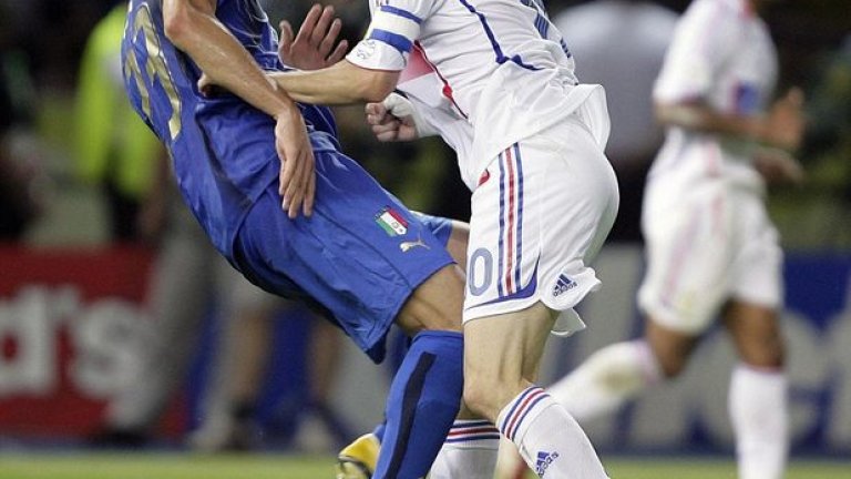 Германия 2006 г. Италия е шампион, но финалът остава в историята с този удар с глава на Зизу в гърдите на Марко Матераци. Защитникът обидил кръвно семейството на Зидан, което предизвика удара. Франция падна с дузпи след изгонването на своя лидер и капитан, и то в последния му мач в кариерата.