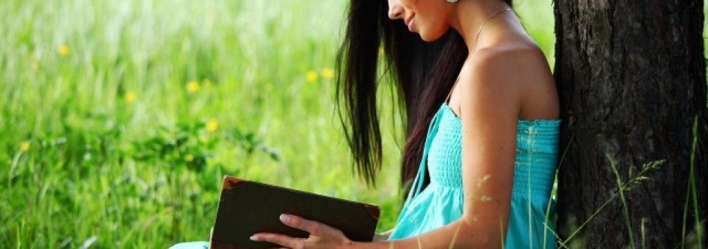 beautiful-girl-reading-book-wallpaper-640x360