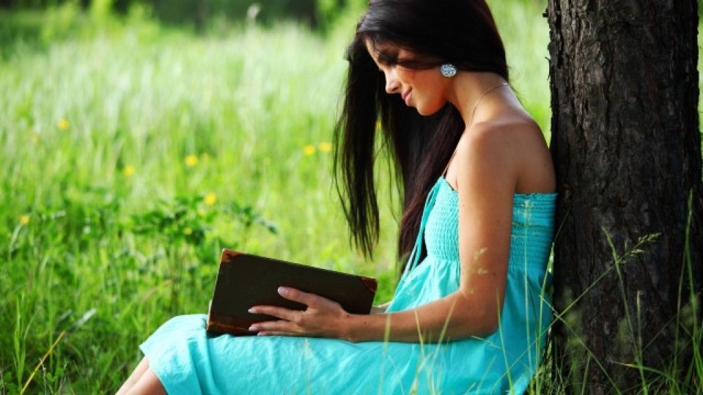 beautiful-girl-reading-book-wallpaper-640x360