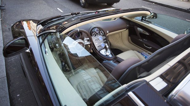 Глобата за паркиране, закрепена на предното стъкло на този Veyron е за 130 лири