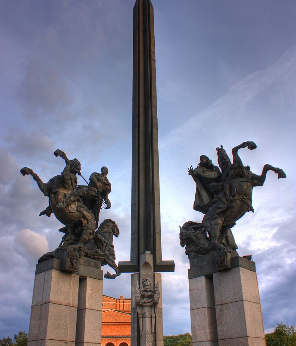 800px-Bulgarian_Asen_dynasty_monument_Veliko_Tarnovo_Klearchos