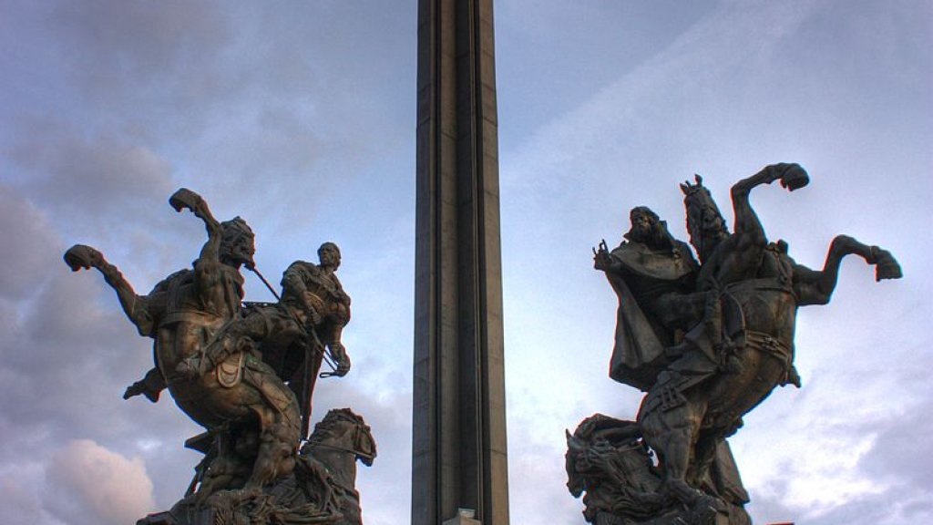 800px-Bulgarian_Asen_dynasty_monument_Veliko_Tarnovo_Klearchos