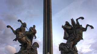 800px-Bulgarian_Asen_dynasty_monument_Veliko_Tarnovo_Klearchos