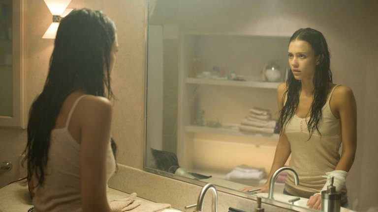 The Eye
Оригиналът на братята Панг от 2002 г. определено е от онези хорор филми, които те потапят в атмосферата - сляпо момиче преживява трансплантация на роговица, която в крайна сметка и позволява да вижда духове, а това води още куп неприятности за нея и близките й. Филмът е толкова добър, че предизвиква няколко римейка, включително и американски с Джесика Алба в главната роля. Самите промени в сценария обаче лишават холивудската версия от целия дух на оригинала, правейки я предвидима и скучновата. А Алба дори получава номинация за "Златна малинка" за ролята си.