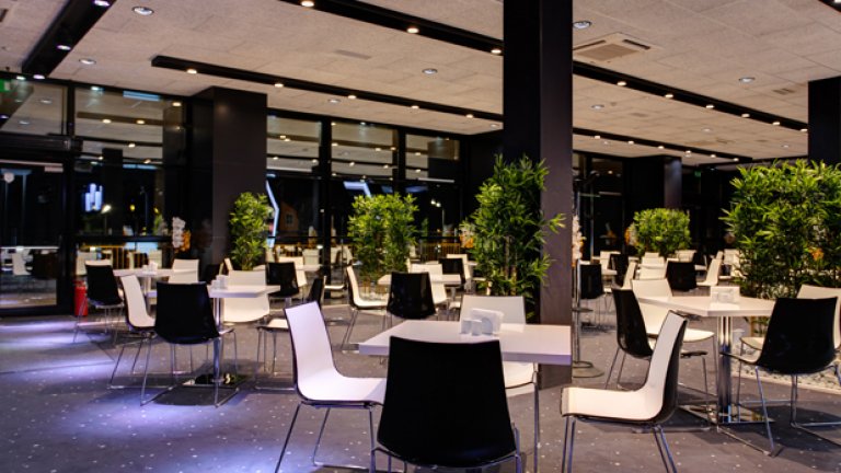 Комплексът работи още от 10 сутринта и през деня функционира като кафене и ресторант