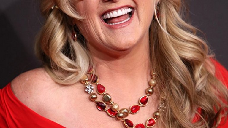 Нанси Картрайт 
Най-вероятно името и лицето не ви говорят нищо. Причината е, че малцина знаят, че Барт Симпсън от анимационната поредица The Simpsons всъщност е озвучаван от тази руса жена. Картрайт първоначално иска да бъде Лиса, но в последния момент решава да се пробва като Барт, защото й се струва по-забавен. 
Създателят на сериала Мат Грьонинг я допуска до прослушване с идеята да види какво ще излезе излезе от това. След като я изслушват, Нанси е помолена да седне в коридора и да изчака. Тя обаче преценява, че няма да следва нечии заповеди и директно си тръгва. Когато се прибира в дома си, Картрайт има вече три съобщения, че е одобрена за ролята на Барт.