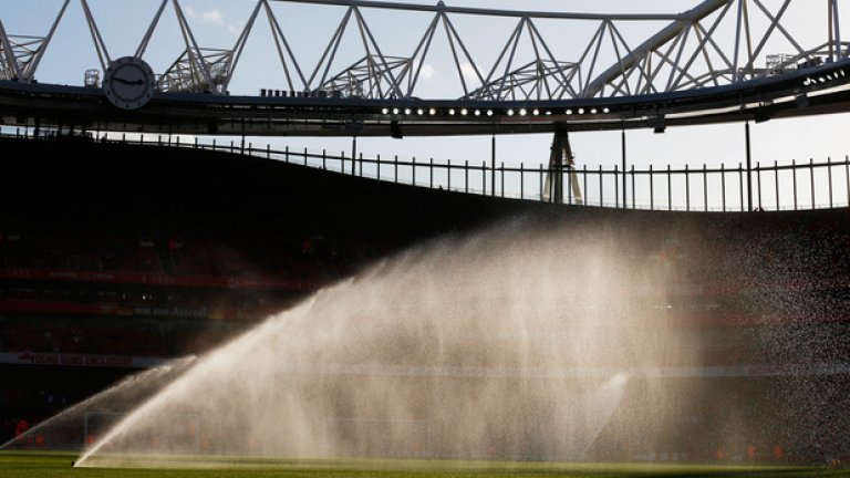 Поливната система подготвя терена на "Емирейтс" за мача Арсенал - Бърнли.