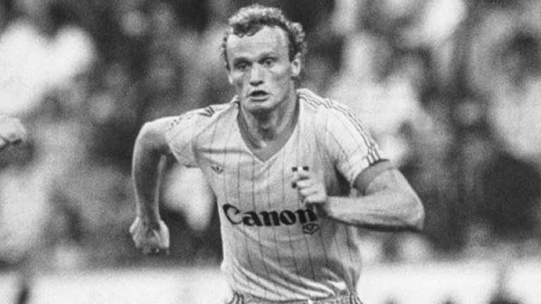 Верона (шампион на Италия за сезон 1984-85) 
В онези години турнирът все още е за Купата на европейските шампиони, форматът не е на групи, а с директни елиминации. В първия кръг сензационният първенец в Серия А бие на своя стадион „Бентегоди” гръцкия ПАОК с 3:1. Знаменитият датчанин Пребен Елкер подсигурява победата с два гола, пак той с два точни изстрела носи успеха с 2:1 и на реванша в Солун. В осминафиналите за съперник се пада Ювентус, европейски шампион за същата година след драмата на „Хейзел”, добил право да участва като носител на трофея, макар че е завършил чак шести в Серия А. Двубоят във Верона завършва при 0:0, а реваншът се играе в Торино без публика заради наказание на домакините. „Беше тихо и тягостно. Помня репликата на един от шефовете, който се провикна към някого: „Ей, ти, защо не си си лъснал обувките?”, разказва асът на Ювентус Мишел Платини. Именно французинът вкарва първия гол от дузпа, а след него Алдо Серена оформя крайния резултат 2:0. Край на приказката за Верона…