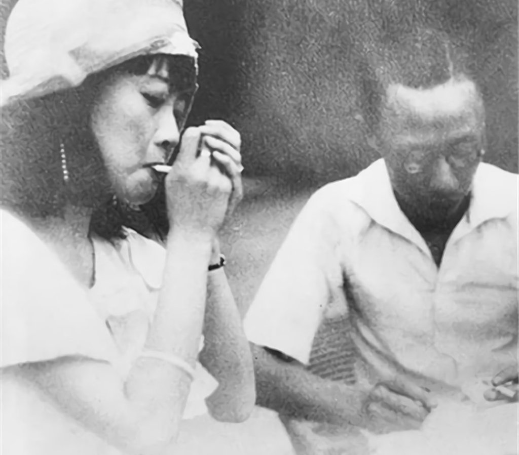 Empress_Wan_Rong_Smoking_Cigarette