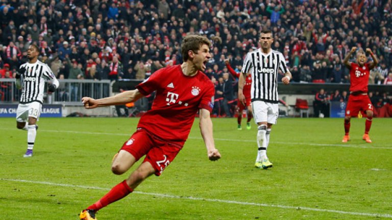 Нападател: Томас Мюлер. Робин ван Перси, Дани Уелбек и Чичарито напускаха Юнайтед и Ван Гаал се нуждаеше от топ нападател, за да запълни празнината. Позициите на холандеца бяха силни, защото именно той осигури професионален дебют на футболиста, но това не бе достатъчно. Накрая Антони Марсиал дойде.