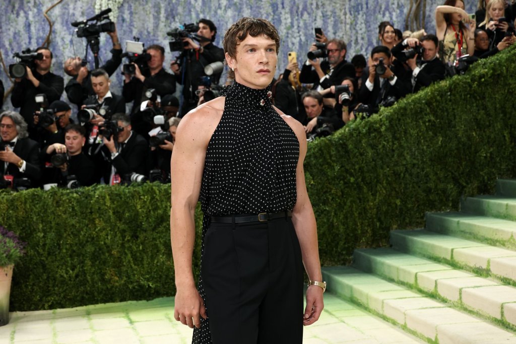 Конър Стори се появи в черен ансамбъл на Saint Laurent.