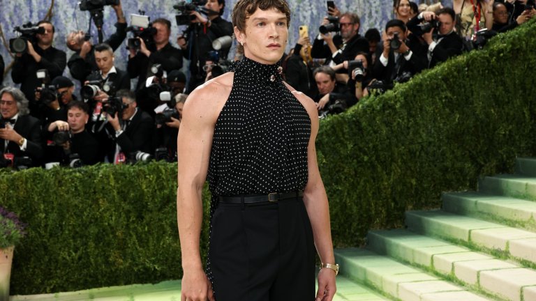 Конър Стори се появи в черен ансамбъл на Saint Laurent.