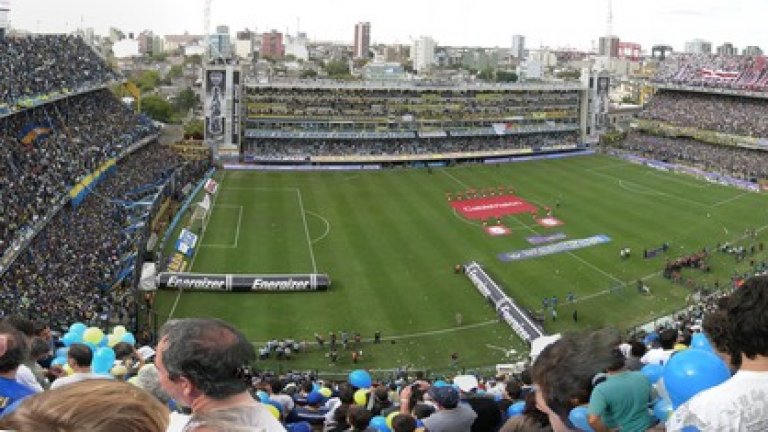 1. "Ла Бомбонера", Буенос Айрес
Вероятно не всеки би се съгласил с избора на FourFourTwo и неговите читатели. Но стадионът на Бока Хуниорс е наистина уникален - като затворена кутия, в която влизаш с надежда да оцелееш.
Атмосферата е брутална, на ръба на здравия разум, а настръхналите и надвиснали над терена трибуни са нещо невиждано. Тук мирише на футбол, на страст, на пот и победа. Бока има много велики синове - от Марадона до Тевес, като всички те обявяват стадиона за дом на футбола, в който ти се иска да се върнеш.